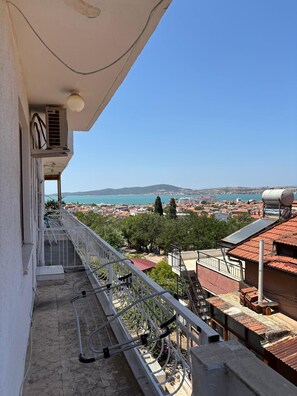 Chambre Triple Confort, vue mer | Terrasse/Patio