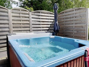 A hot tub with a wooden fence in the background. - 5 Star Holiday Home in Graddo (Gräddö)