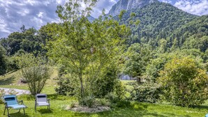 A grassy outdoor area with two blue lounge chairs and a tree. - 🏡 La Cabane à Camillo – Warm and Cozy Retreat (CHEVALINE)