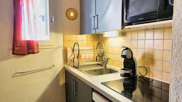 Fridge, microwave, oven, coffee/tea maker