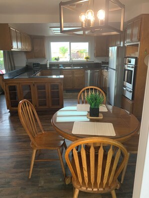 ميكروويف، فرن، موقد طهي مسطح، غسالة أطباق