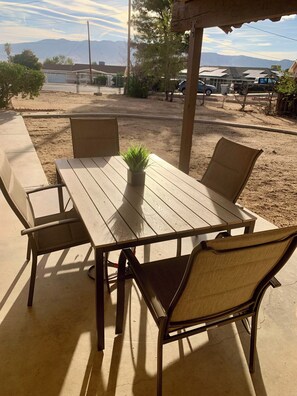 Outdoor dining - 🌵 “Mountain View 2BR Country Home -Netflix – Spacious (Hesperia)