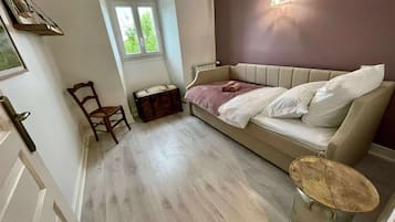 7 bedrooms, iron/ironing board, WiFi, bed sheets