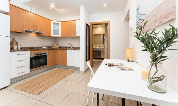 Fridge, microwave, oven, coffee/tea maker