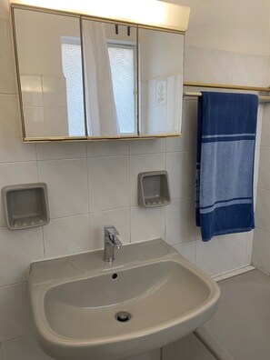 ヘアドライヤー、タオル、石鹸、トイレットペーパー