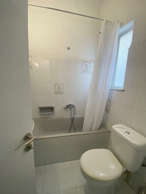 Secadora de cabello, toallas, jabón, papel de baño 