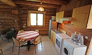 Mikrowelle, Hochstuhl, Kochgeschirr/Geschirr/Besteck