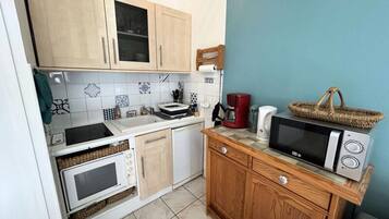 Fridge, microwave, oven, coffee/tea maker