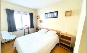 Bàn ủi/dụng cụ ủi quần áo