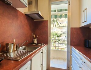 Lemari es, microwave, mesin pencuci piring, dan mesin pembuat kopi/teh