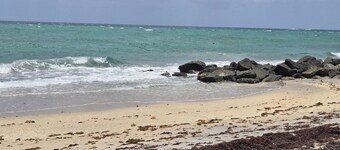 Charming 3-bedroom house with WiFi and AC in Boynton Beach