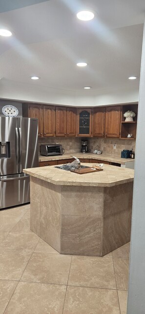 Een microgolfoven, een oven, een kookplaat, een vaatwasser