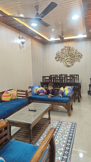 Smart TV - ZM Homestay: 5 minutes drive to the Taj Mahal, the Symbol of Love (Agra)