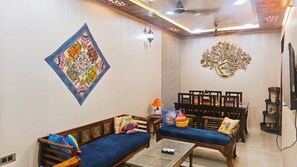Smart TV - ZM Homestay: 5 minutes drive to the Taj Mahal, the Symbol of Love (Agra)