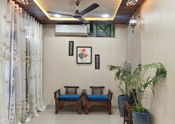 Interior - ZM Homestay: 5 minutes drive to the Taj Mahal, the Symbol of Love (Agra)