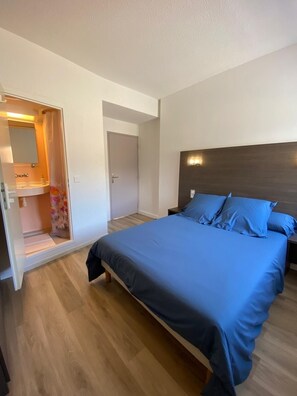 3 bedrooms, iron/ironing board, free WiFi, bed sheets - Number 14 (Unknown)