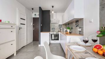 Kjøleskap, ovn, kokeplater og oppvaskmaskin