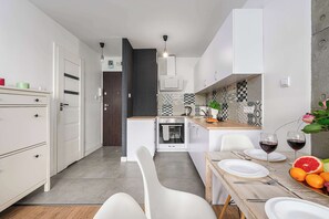 Fridge, oven, stovetop, dishwasher