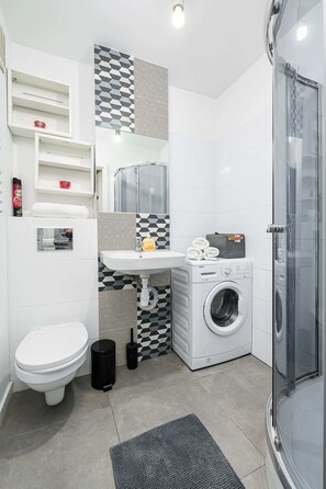 Dusj, hårføner og håndklær