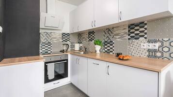 Kjøleskap, ovn, kokeplater og oppvaskmaskin