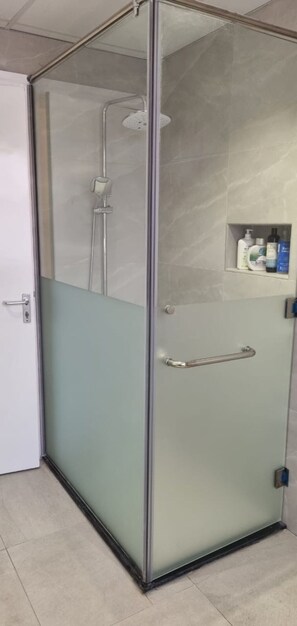 Bidet, serviettes fournies, savon, papier toilette