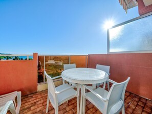 A round table with white chairs on a tiled patio. - Studio for 4 with Wi-Fi, sea view, Roquebrune-Cap-Martin (Roquebrune-Cap-Martin)