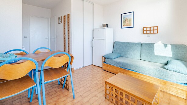 A compact living space with a dining area, a sofa, and a refrigerator. - Studio for 4 with Wi-Fi, sea view, Roquebrune-Cap-Martin (Roquebrune-Cap-Martin)