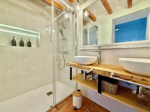 Suihku, hiustenkuivaaja, pyyhkeet, saippua