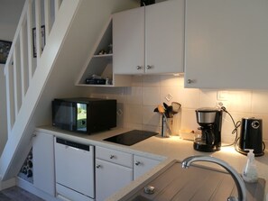 Kühlschrank, Mikrowelle, Herdplatte, Geschirrspüler