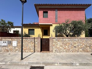 Exterior - Spacious holiday home in L'Escala for 10 guests with pool (L'Escala)