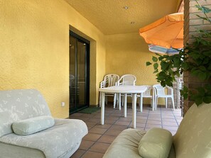 Outdoor dining - Spacious holiday home in L'Escala for 10 guests with pool (L'Escala)
