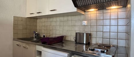 Micro-ondes, plaque de cuisson, lave-vaisselle, cafetière/bouilloire