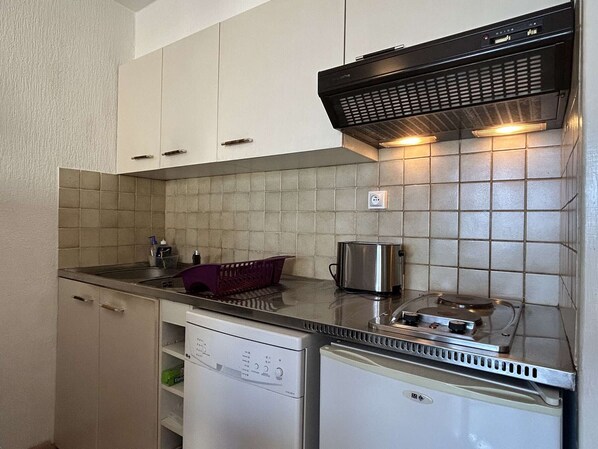 Microwave, stovetop, dishwasher, coffee/tea maker