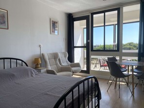 Interior - Studio with park view and air conditioning (Balaruc-les-Bains)