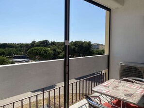 Outdoor dining - Studio with park view and air conditioning (Balaruc-les-Bains)