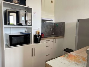 Kühlschrank, Mikrowelle, Ofen, Herdplatte