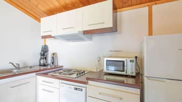 Een koelkast, een microgolfoven, een kookplaat