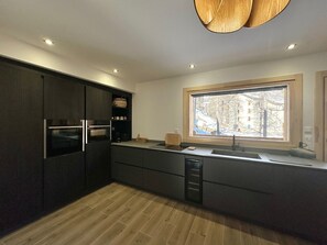 Kylskåp, mikrovågsugn och diskmaskin