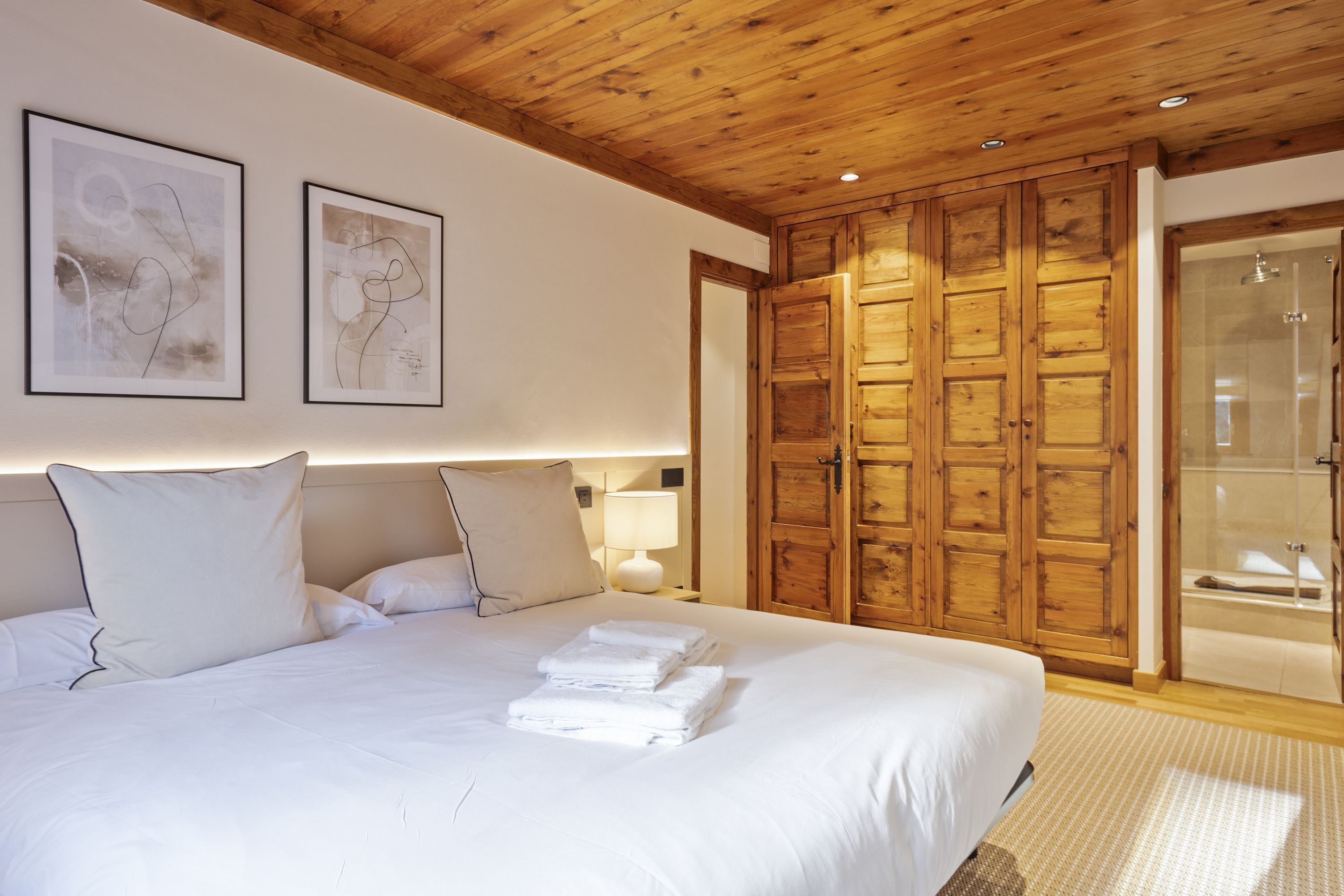 2 slaapkamers, een strijkplank/strijkijzer, internet, beddengoed