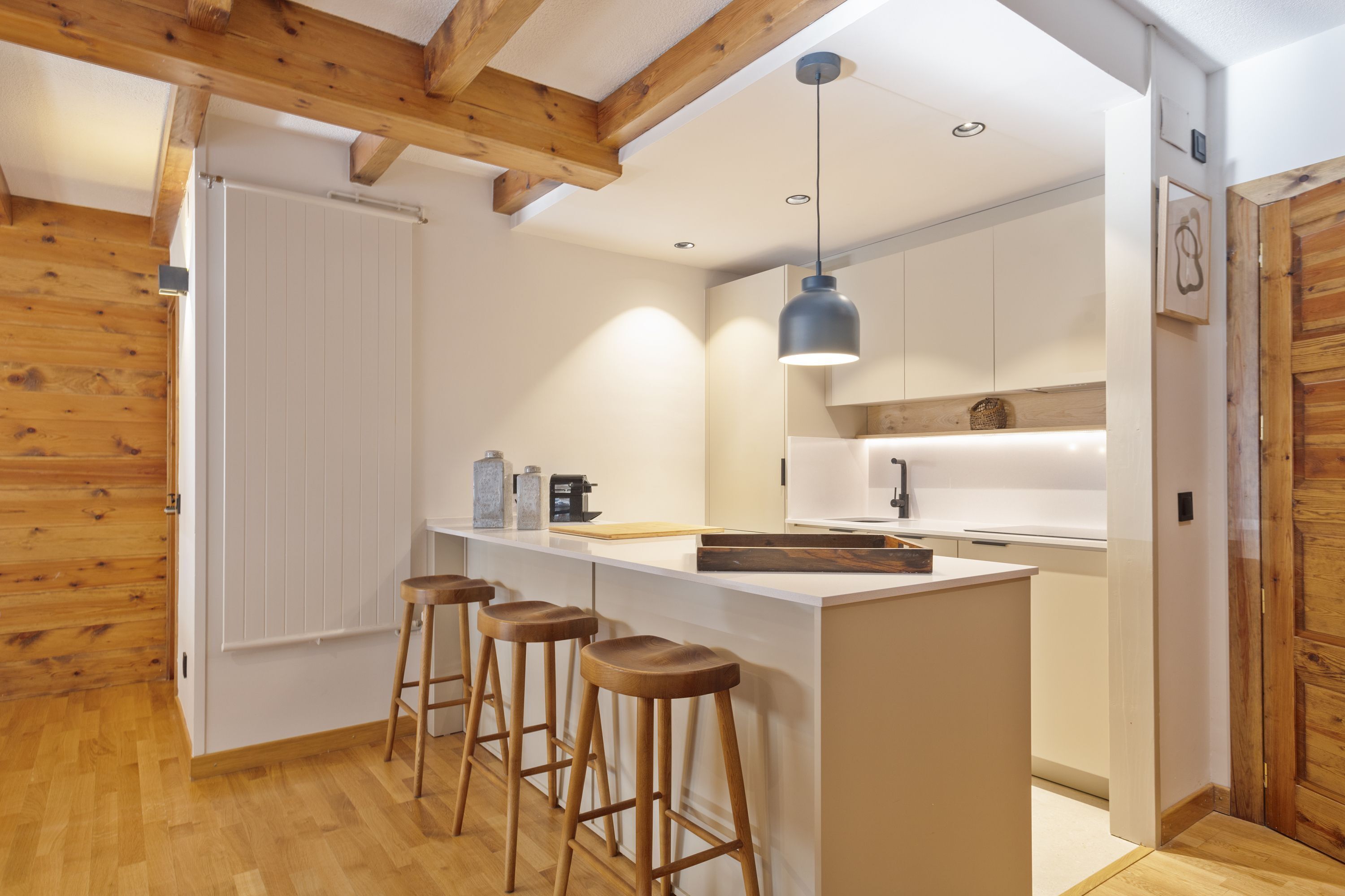 Jääkaappi, mikroaaltouuni, uuni, astianpesukone