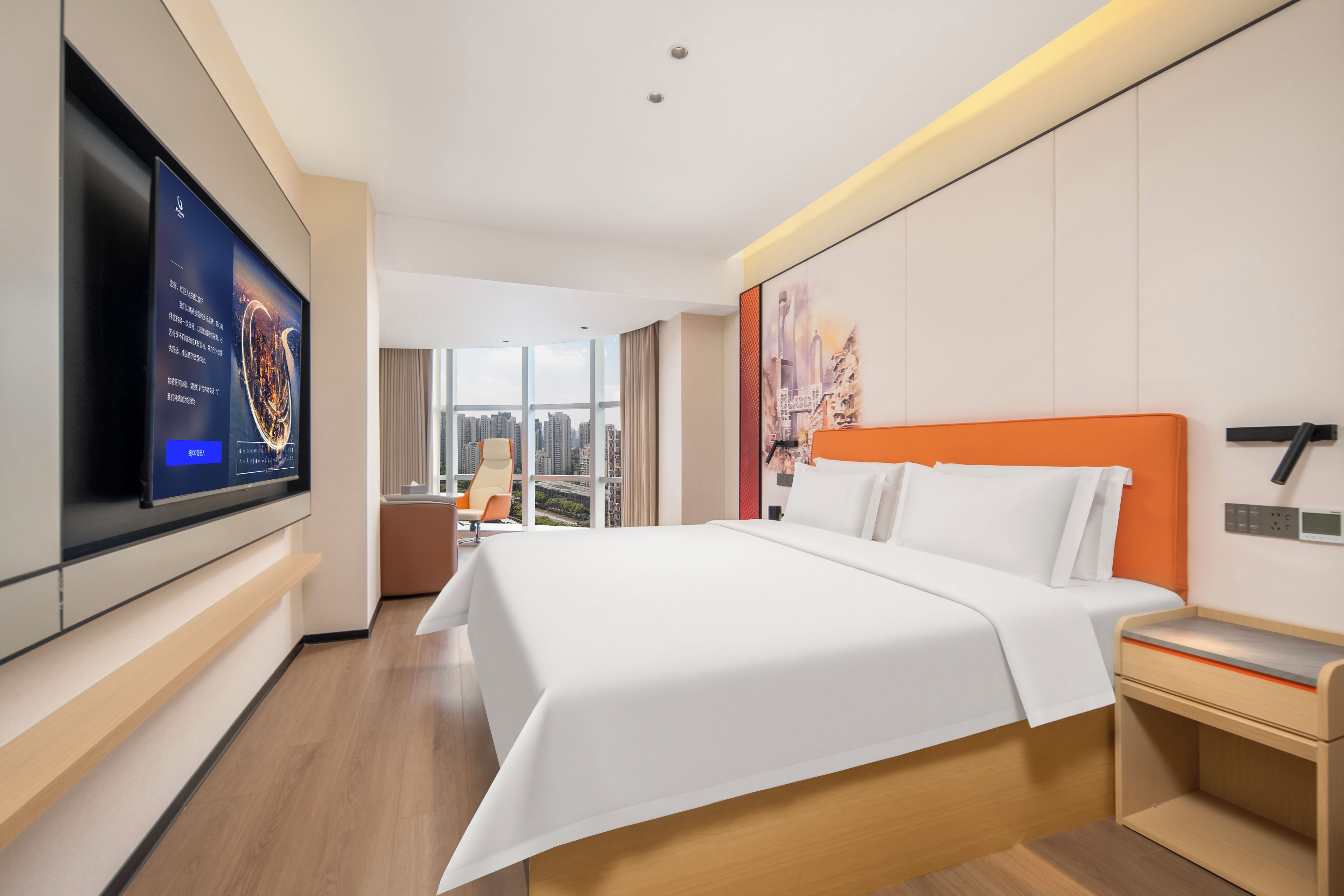 Habitación de hotel moderna con una cama grande, un televisor montado en la pared y vistas a la ciudad a través de la ventana.