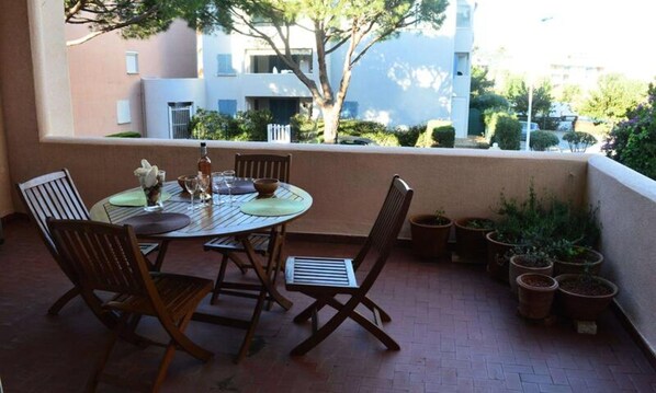 Outdoor dining - Residence Porto Di Mar I (Cavalaire-sur-Mer)