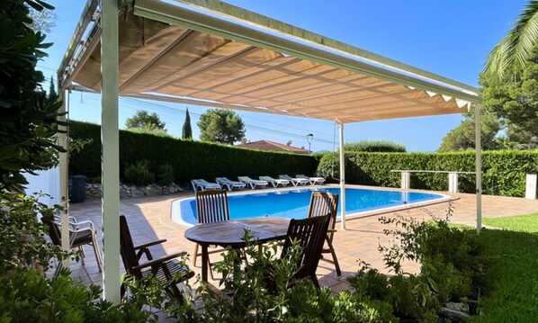 สระว่ายน้ำในร่ม, สระว่ายน้ำกลางแจ้ง