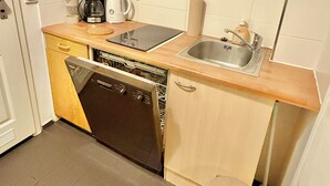 Coffee/tea maker, fridge, stovetop, dishwasher - Beautiful apartment in the trendy Ottensen district near the S-Bahn (Hamburg)