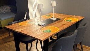A rectangular wooden table with a modern design, accompanied by four chairs. - Beautiful apartment in the trendy Ottensen district near the S-Bahn (Hamburg)