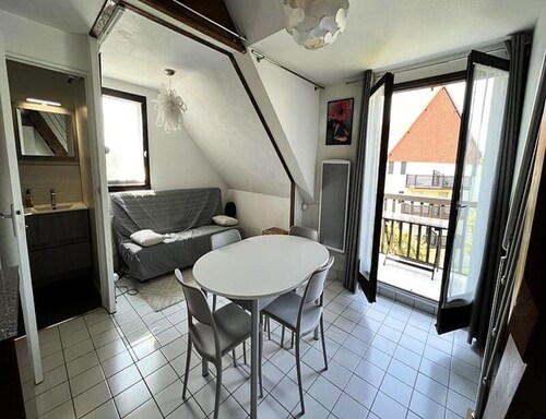 Charming Cocoon Near the Beach