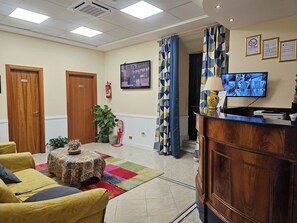 Lobby sitting area - Hotel Amadeus (Rome)