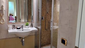 Quarto triplo luxo, vista para a cidade | Banheiro | Secador de cabelo, toalhas de banho, sabonete, shampoo