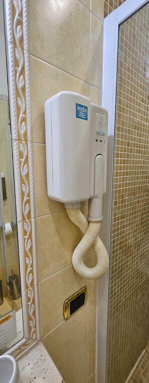 Een haardroger, handdoeken, zeep, shampoo