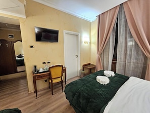 Deluxe Triple Room, City View | Desk, free WiFi - Hotel Amadeus (Rome)